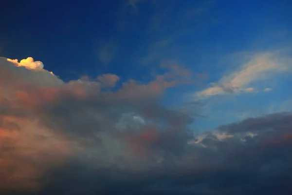 Wolken in de hemel bij zonsondergang tijd — Stockfoto