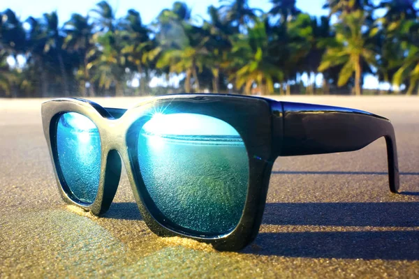 Sonnenbrille am Strand liegend — Stockfoto