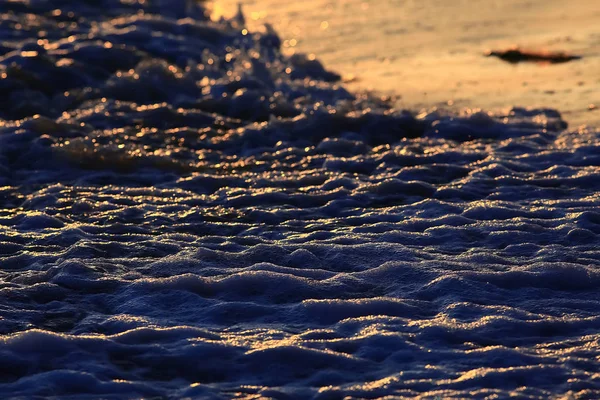 Ondas ao pôr do sol nos trópicos — Fotografia de Stock