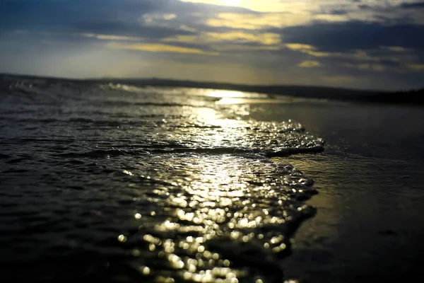 Wellen am Strand bei Sonnenuntergang — Stockfoto