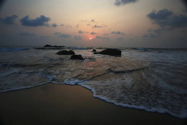 Schöner Sonnenuntergang am Strand — Stockfoto