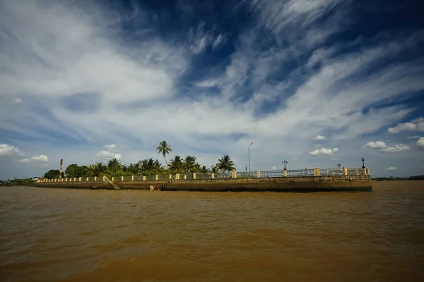 Fluss fließt in Asien — Stockfoto