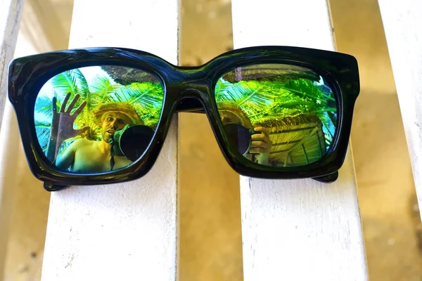 Сонцезахисні окуляри лежать на кріслі — стокове фото