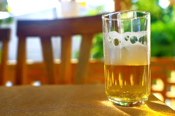 Um copo de cerveja em uma mesa — Fotografia de Stock