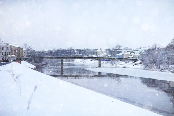 Пішохідний міст взимку — стокове фото