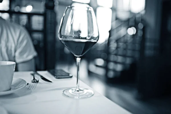 Vinho em cima da mesa no restaurante — Fotografia de Stock