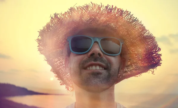 Man in sunglasses and straw hat — Stock Photo, Image