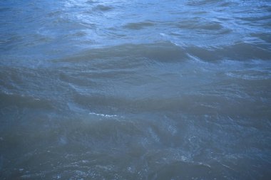 küçük dalgalar ile deniz