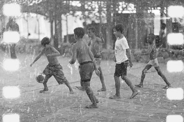 Futbol oynayan çocuklar. 