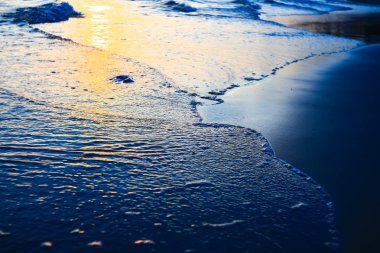 gün batımında tropikal plaj