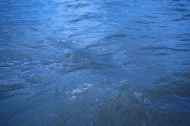 küçük dalgalar ile deniz