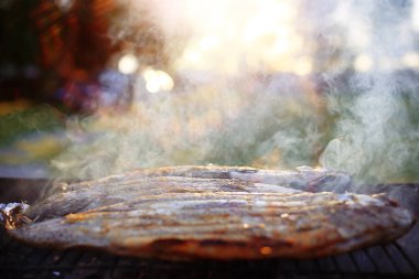 Barbekü üzerinde taze balık 
