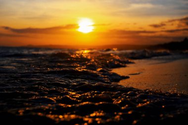 gün batımında tropikal plaj