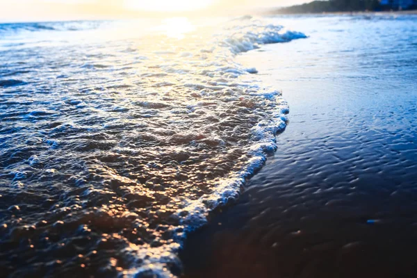 日没で熱帯のビーチ — ストック写真