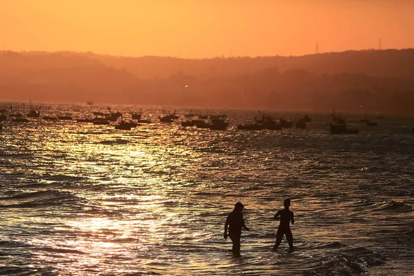 Strand in de tropen bij zonsondergang — Stockfoto