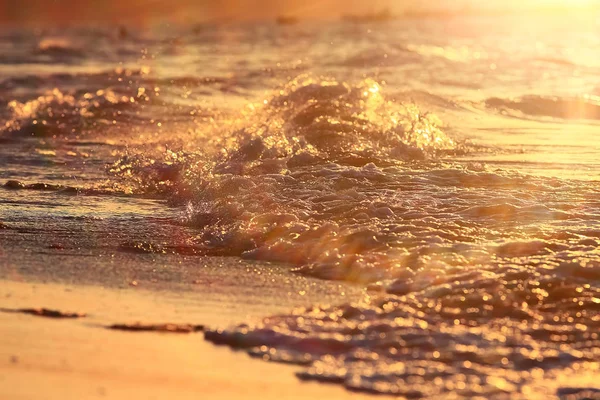 Ondas ao pôr do sol nos trópicos — Fotografia de Stock