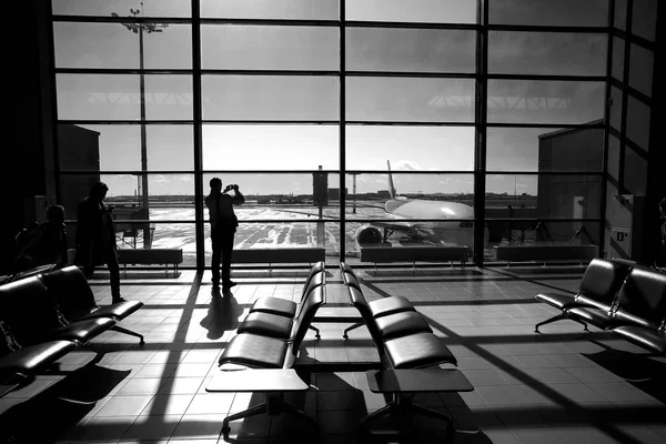 Personnes dans le hall du terminal — Photo