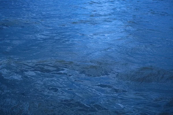 Море с маленькими волнами — стоковое фото