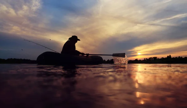 Темний силует рибалки — стокове фото