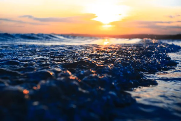 Plaży w tropikach na zachodzie słońca — Zdjęcie stockowe