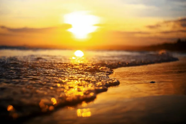 Gün batımında tropikal plaj — Stok fotoğraf