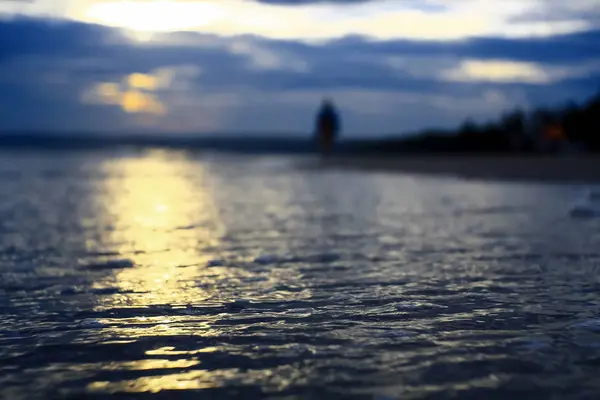 Pláž v tropech při západu slunce — Stock fotografie