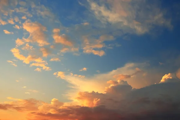 Tramonto sulla riva del lago la sera — Foto Stock