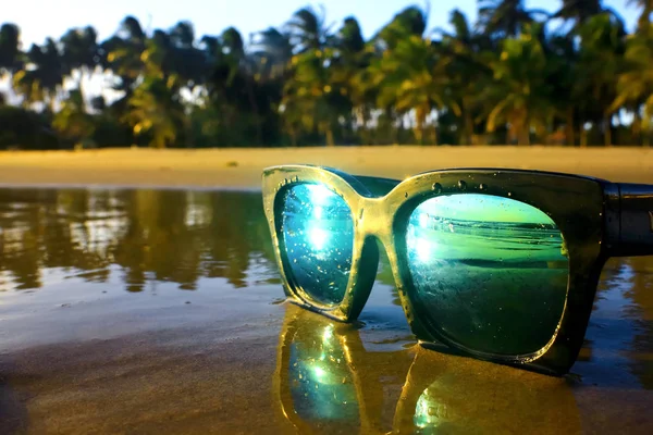 Okulary przeciwsłoneczne na plaży — Zdjęcie stockowe
