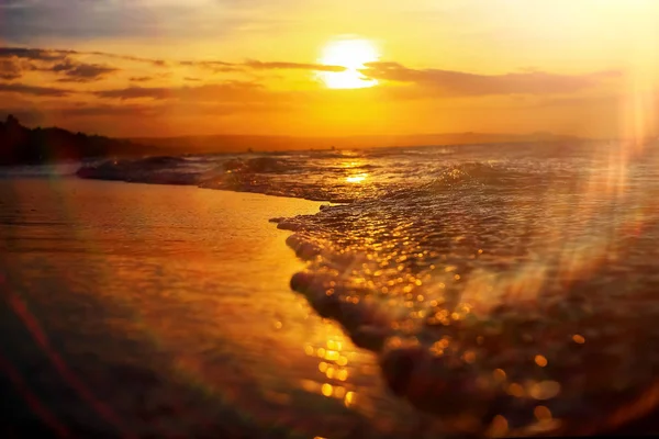 Playa en los trópicos al atardecer — Foto de Stock