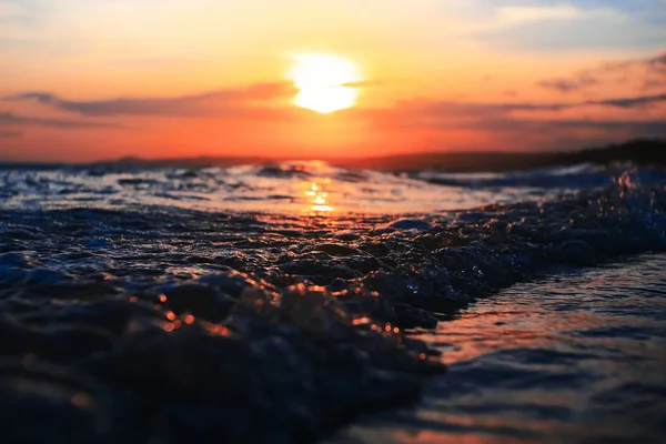 Praia nos trópicos ao pôr do sol — Fotografia de Stock