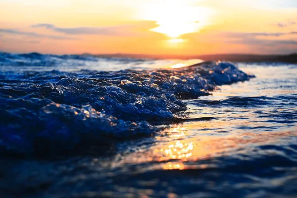 Strand in de tropen bij zonsondergang — Stockfoto