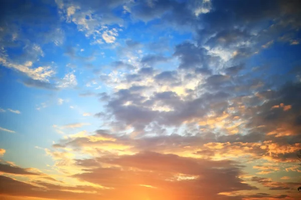 Pôr-do-sol na margem do lago à noite — Fotografia de Stock