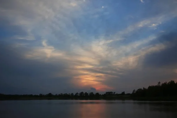 湖の雲と夕焼け — ストック写真