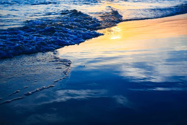 A trópusokon a sunset Beach — Stock Fotó