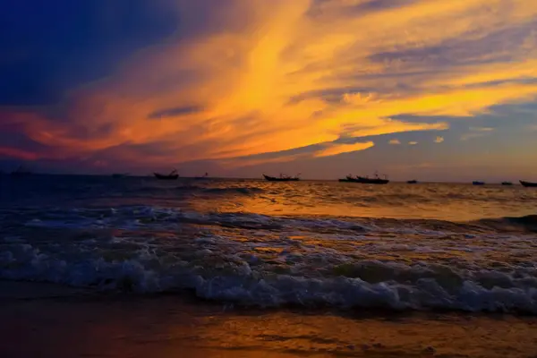 Пляж в тропіках на заході сонця — стокове фото