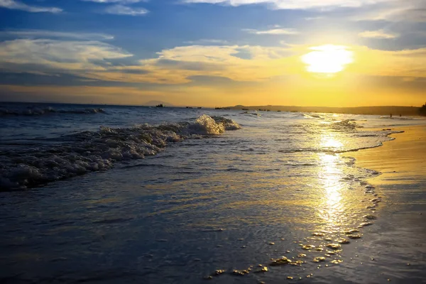 Playa en los trópicos al atardecer — Foto de Stock