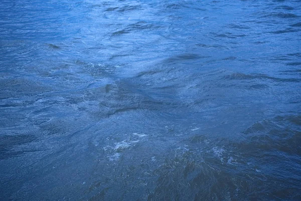 O mar com pequenas ondas — Fotografia de Stock