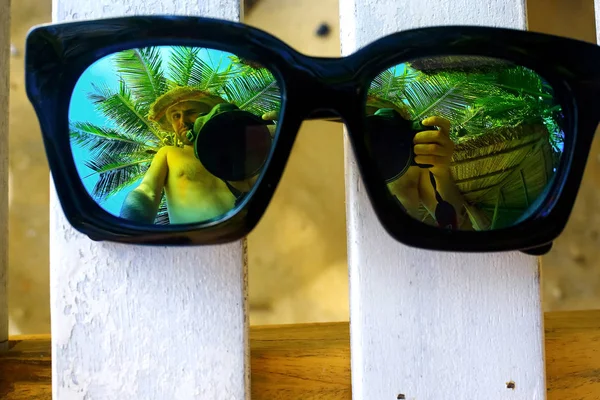 Сонцезахисні окуляри лежать на кріслі — стокове фото