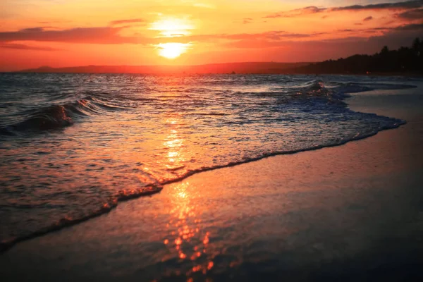 Wellen am Strand bei Sonnenuntergang — Stockfoto