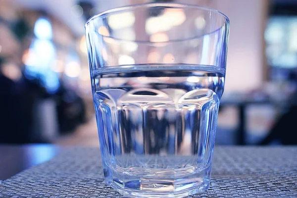 Gelas di atas meja di restoran — Stok Foto