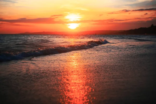 Wellen am Strand bei Sonnenuntergang — Stockfoto