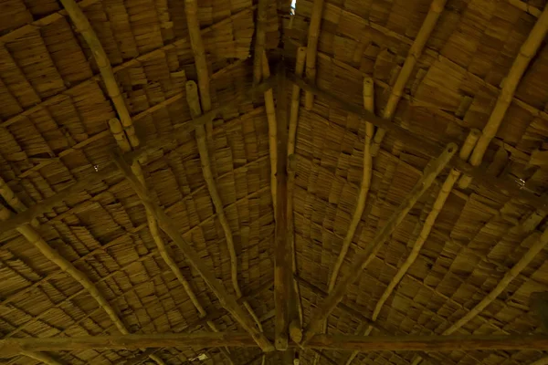 A textura do telhado de vime de palha — Fotografia de Stock