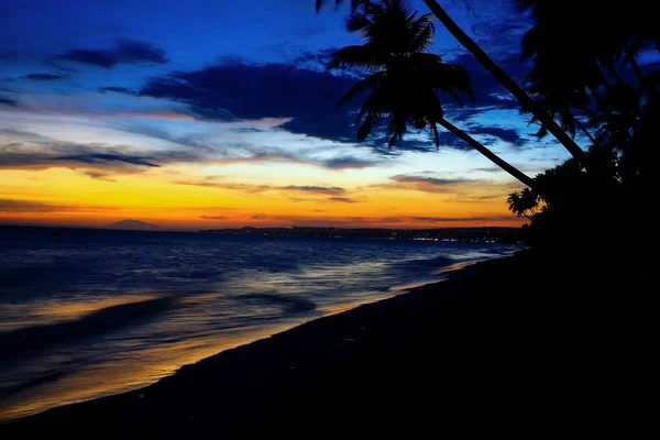 Spiaggia ai tropici al tramonto — Foto Stock