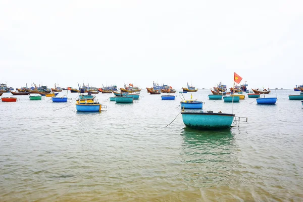 Barcos de pesca en el mar — Foto de Stock