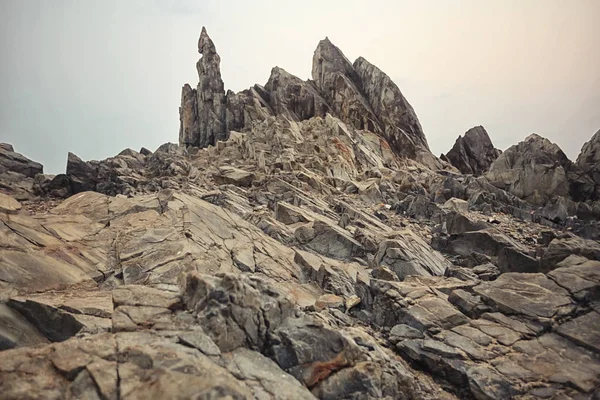 岩の岩山と上空の背景 — ストック写真