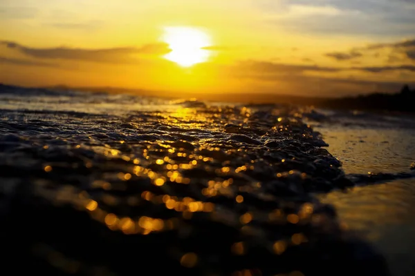 Praia nos trópicos ao pôr do sol — Fotografia de Stock