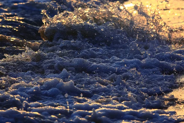 Ondas ao pôr do sol nos trópicos — Fotografia de Stock