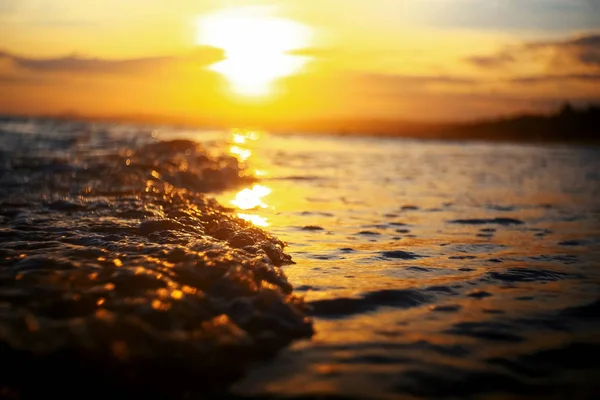 Praia nos trópicos ao pôr do sol — Fotografia de Stock