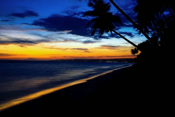 Beach in the tropics at sunset — Stock Photo, Image