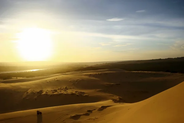 Dune di sabbia nel deserto — Foto Stock